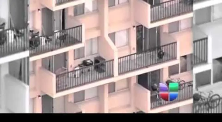 Niño se cae de un quinto piso y se salva; dicen que fue un milagro; la madre lo siguió