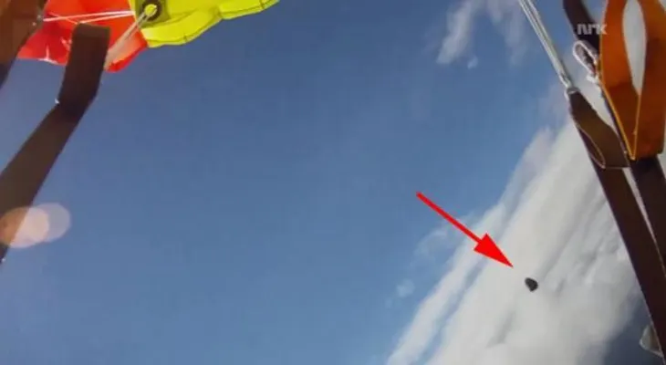 Increíble video; un paracaidista salvó su vida al esquivar milagrosamente un meteorito 