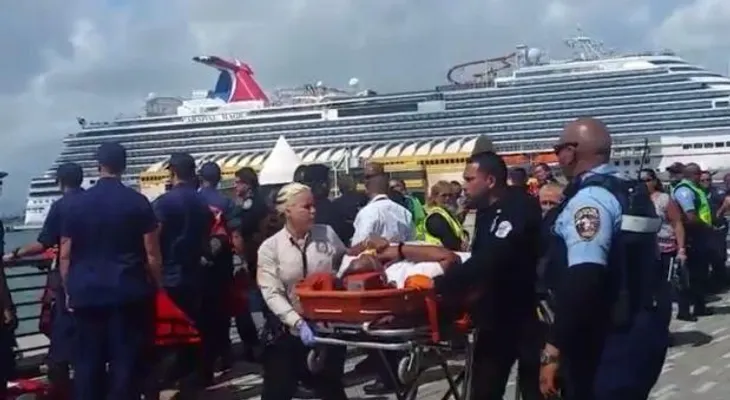 Pasajeros del crucero incendiado en San Juan describen situaciones de pánico