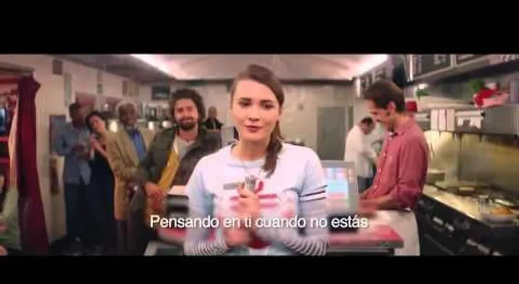 Se enamora, le canta, el hombre no le hace caso, se pone triste, pero descubre que es sordo y mudo