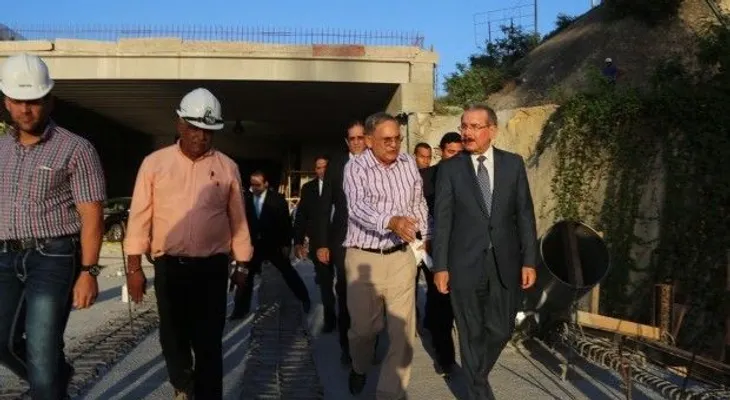 Presidente Medina recorre Línea 2B del Metro; supervisa avances