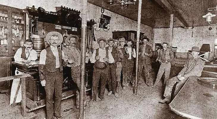 Fascinantes fotografías del siglo XIX revelan el mundo de alcohol y peleas en las tabernas del Salvaje Oeste de EEUU