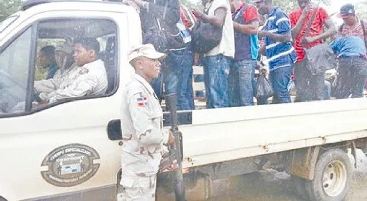 Las autoridades devuelven a 450 ilegales haitianos