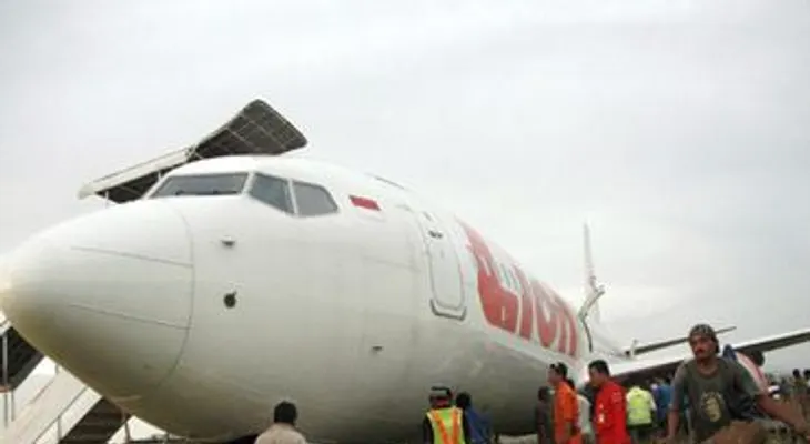 Un avión se sale de la pista al aterrizar de emergencia en Pakistán