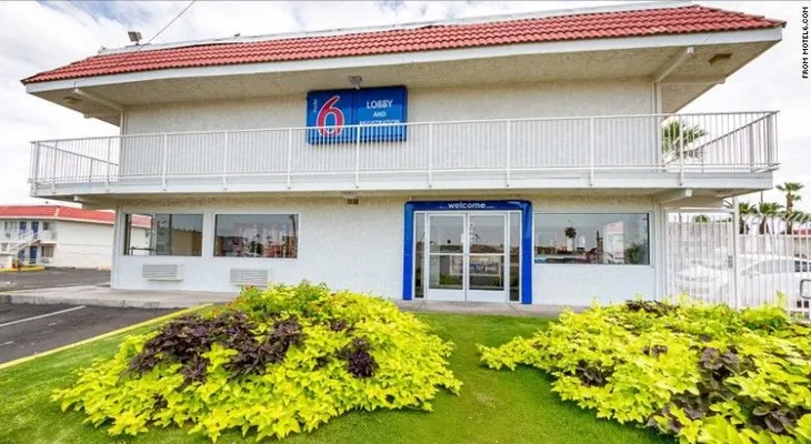 Motel 6 admite que le dio información de huéspedes latinos a ICE