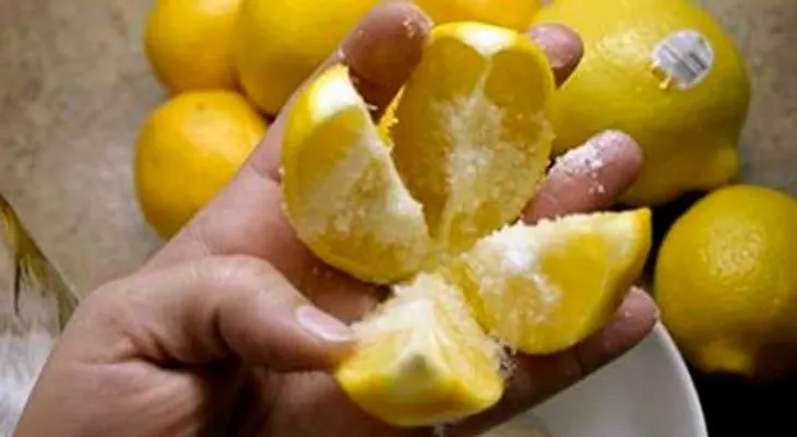 Corta un par de limones y colócalo en la cabecera de tu cama: He aquí por qué 