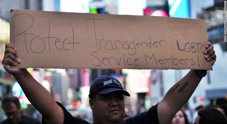 Presentan demanda contra prohibición de Trump a transgéneros en las Fuerzas Armadas