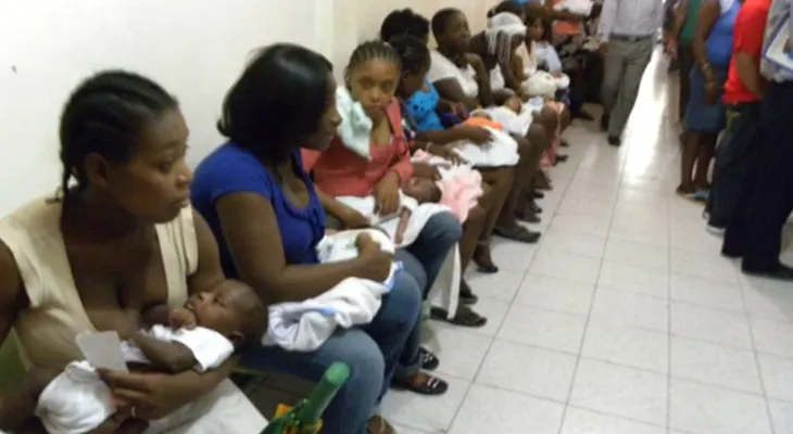 Haitianas enfermas rebosan hospitales en República Dominicana.