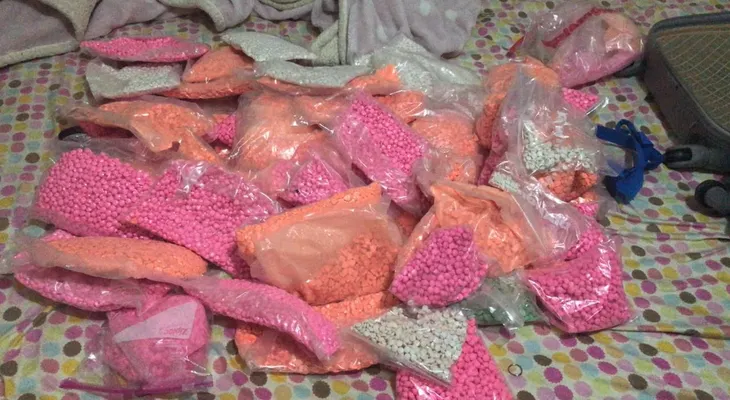 Apresan una sargento FARD y a un hombre, y les ocupan más de 100 mil pastillas de éxtasis