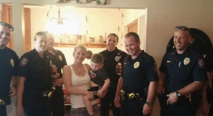Policías rescatan la fiesta de cumpleaños de un niño con autismo