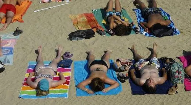 Manchas blancas en piernas y antebrazos tras años de tomar el sol: ¿son preocupantes?  