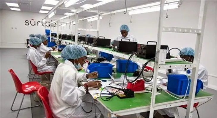 Venezolanos compran tabletas fabricadas en Haití