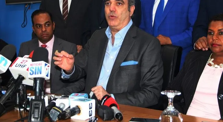 Luis Abinader inicia ganando como Presidente con un 54.7%; perremeistas celebran triunfo en las calles