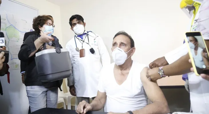 Doctor Cruz Jiminian felicita a Luis Abinader por respetar protocolo de vacunación contra el covid-19 
