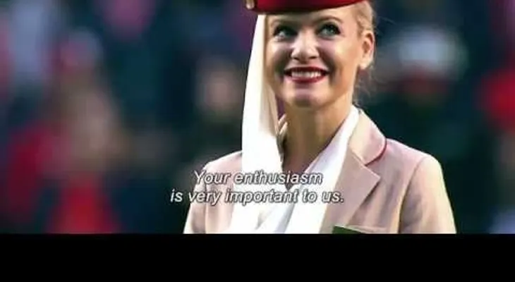 Un VIDEO con azafatas de Emirates en una cancha de fútbol invade Internet