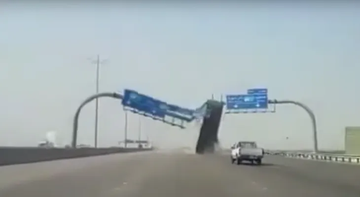Camión destruye una señal de tránsito en Arabia Saudita (VIDEO)