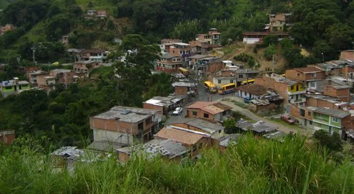 Pareja denuncia financiera desalojó familiares a la fuerza 