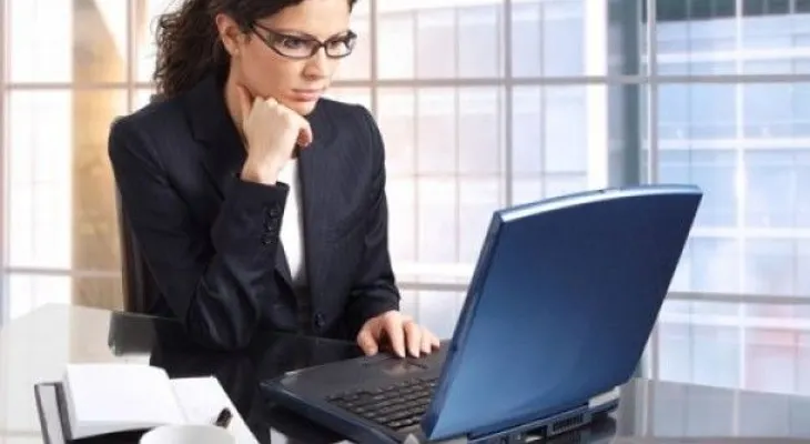 Las mujeres bajan más el "lomo" que los hombres