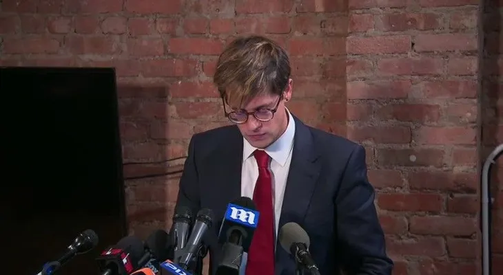 El editor de Breitbart Milo Yiannopoulos renuncia tras comentarios sobre la pedofilia