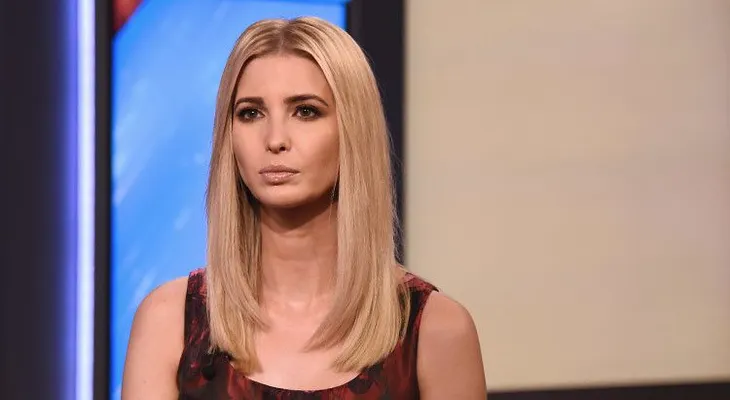 La foto de Ivanka Trump en el escritorio de la Oficina Oval genera polémica en la Red