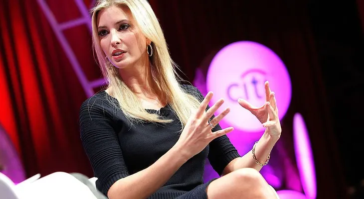 Retiran línea de bufandas de Ivanka Trump hechas en China porque son inflamables