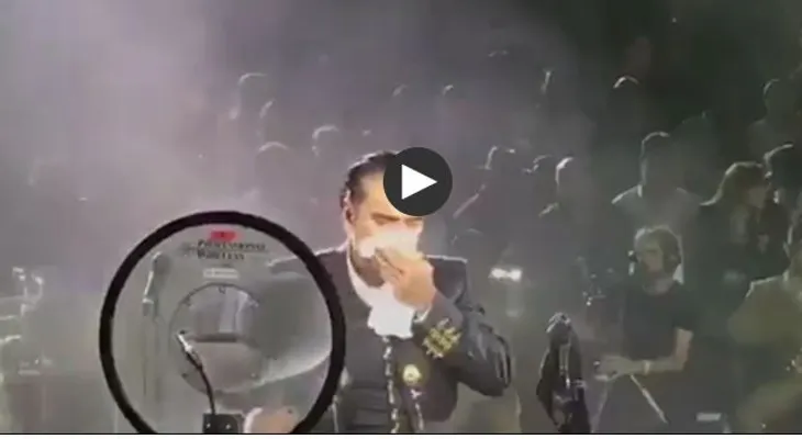 Alejandro Fernández, ebrio y a punto de vomitar en un concierto