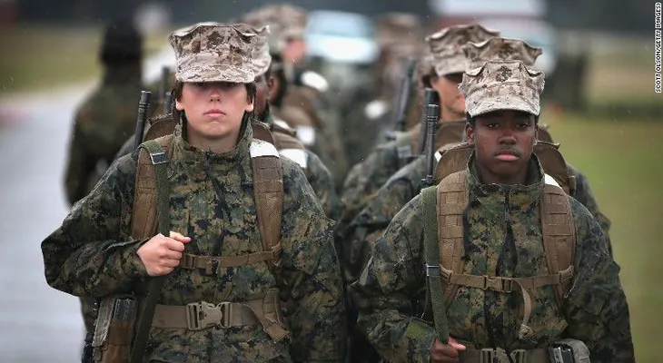 Senado de EE.UU. aprueba que mujeres se registren para el servicio militar