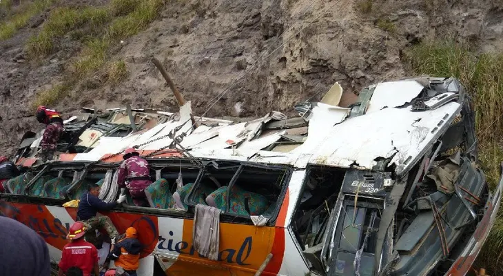 10 muertos y 18 heridos en accidente de autobús en Ecuador
