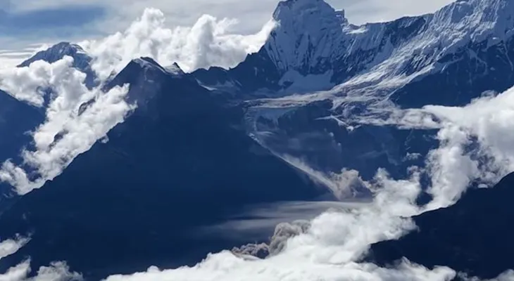 Un video muestra el colapso de un glaciar en la frontera entre Nepal y China que provocó una avalancha y un deslizamiento de tierra