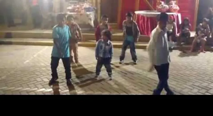 Niños bailan como Michael Jackson 