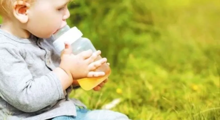 Pediatras dicen que niños menores de un año no deben tomar jugos de frutas 