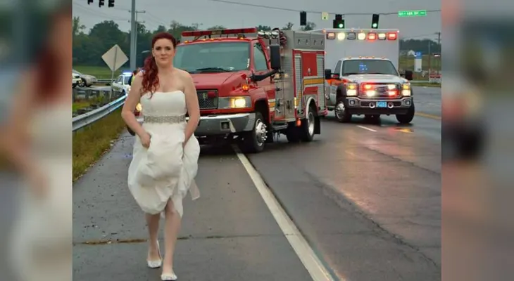 Una paramédica recién casada ayuda a víctimas de un accidente en su vestido de novia