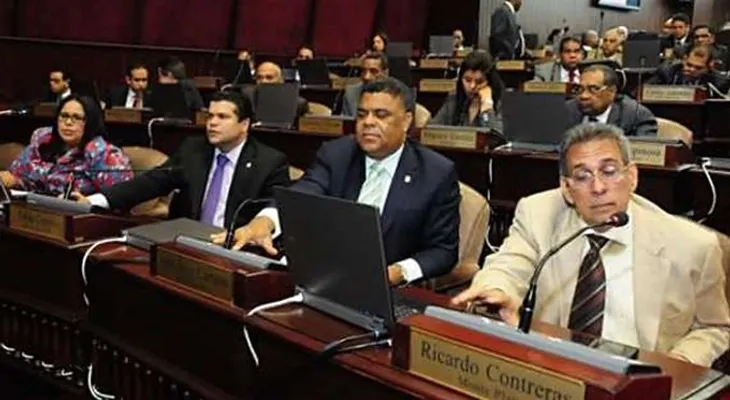 Diputados extienden 90 días ley de naturalización