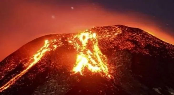 Miles de evacuados tras violenta erupción de volcán chileno  