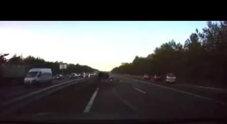 Un piloto automático de Tesla predice y evita un accidente de tráfico
