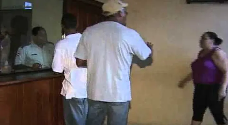 Lucha libre agente de AMET y motorista en Jarabacoa