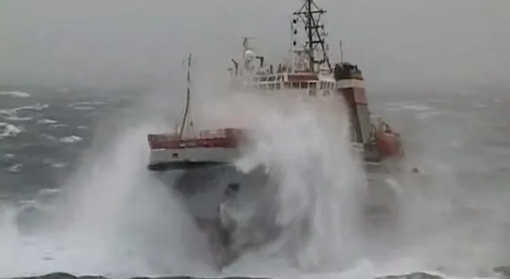 Lo que el viento se llevó: rescate de un portaaviones ruso atrapado en una tormenta (VIDEO)