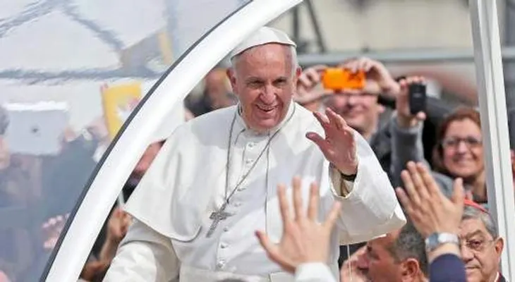 La corrupción es sucia, y la sociedad corrupta apesta, expone el papa