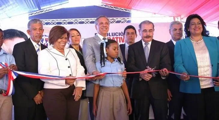 Presidente Medina entrega 43 aulas en Santo Domingo Oeste