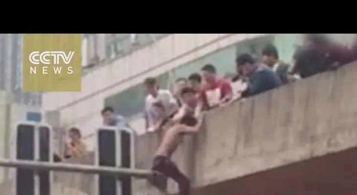 Quiso ayudar a un suicida pero todo salió peor