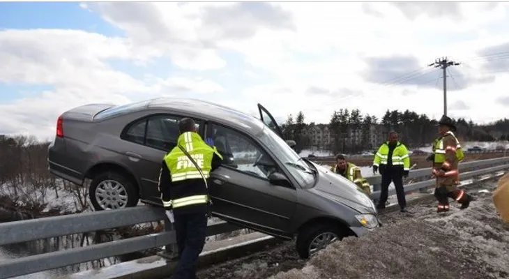 Adolescente escapa de auto que quedó colgando en puente