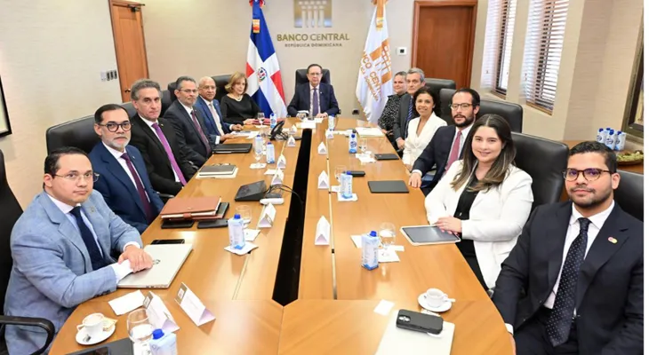 Valdez Albizu destaca avances en pagos electrónicos e inclusión financiera durante reunión con ejecutivos de MasterCard