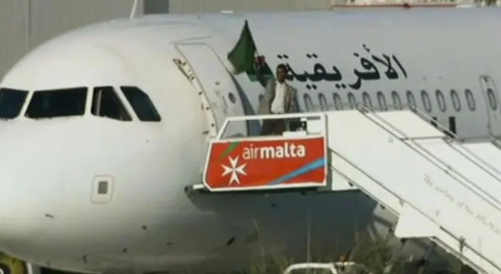Secuestradores de avión con 118 personas a bordo se rinden y solicitan asilo político