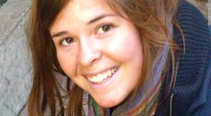 Viuda de un líder de ISIS es acusada por muerte de rehén estadounidense