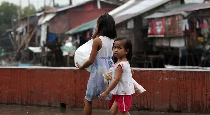 Tres muertos y miles de evacuados en Filipinas por el tifón más potente de 2013