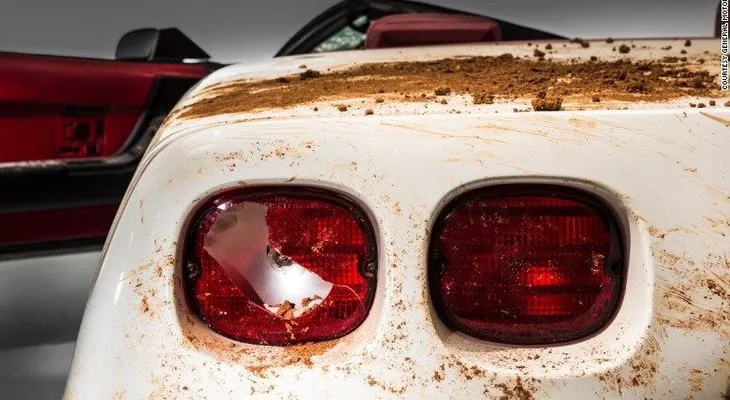 Restauran icónico Corvette casi dos años después de caer en socavón