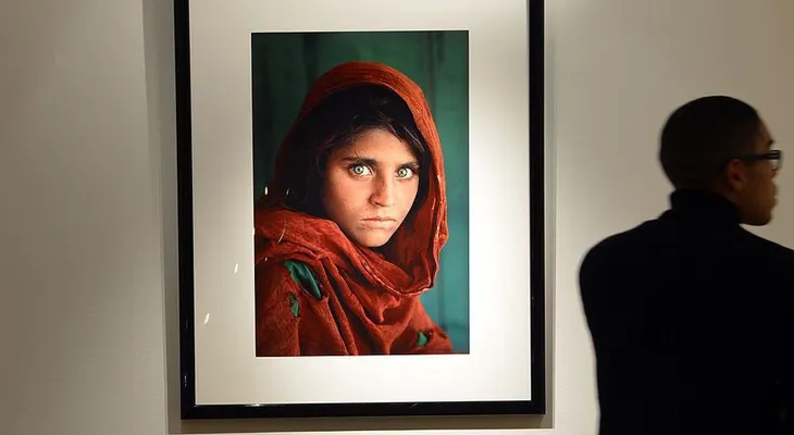 Un tribunal rechaza la libertad bajo fianza para la "niña afgana" de National Geographic