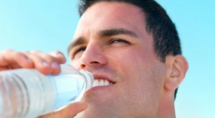 Un mito: ¡Beber agua en ayunas elimina las grasas que nos sobran!. 