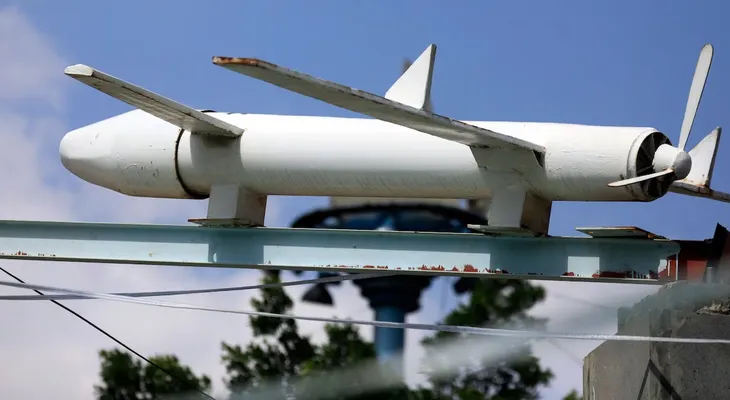 Informe del WSJ revela que China e Irán abastecen a los hutíes con armas y tecnología para sus drones y misiles