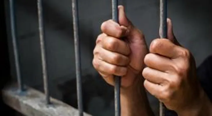 Madre explotaba a sus dos hijas de 5 y 7 años; la envían a prisión 